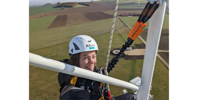 Mitarbeiterin bei der Installation